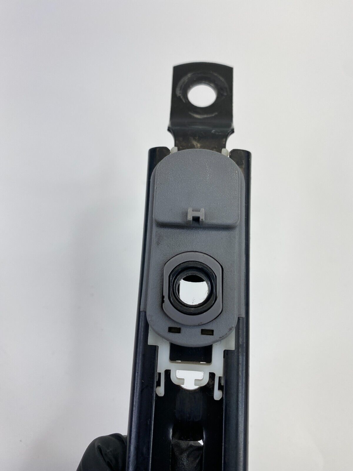 2005 2006 Hyundai Elantra Front Right Passenger Seat Belt Adjuster Height OEM