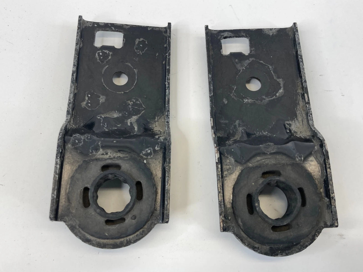 1998-2002 LINCOLN TOWN CAR MOUNT RADIATOR UPPER BRACKET MOUNT PAIR SET