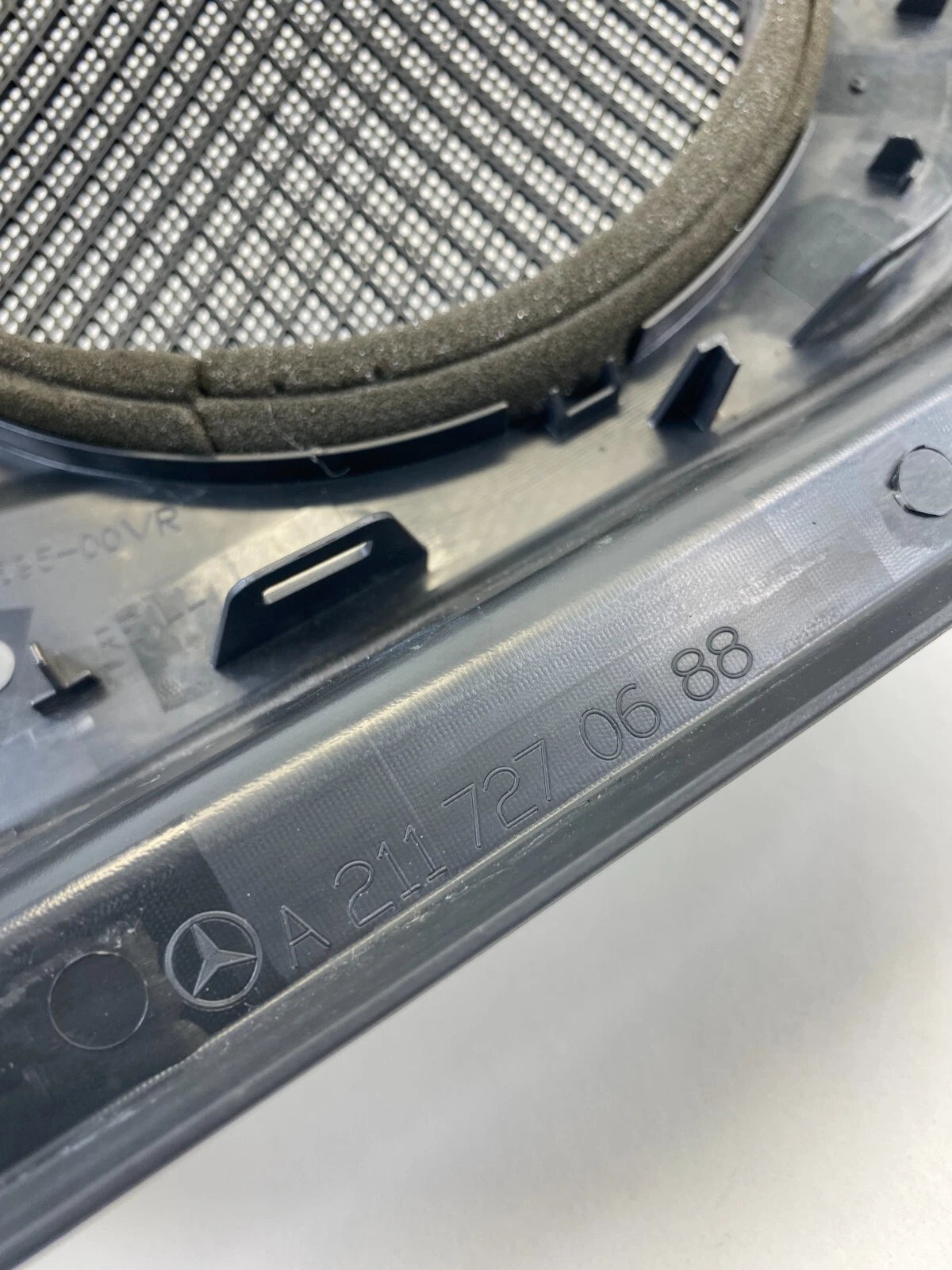 03-09 MERCEDES BENZ E350 FRONT RIGHT DOOR PANEL SPEAKER GRILLE COVER A2117270688