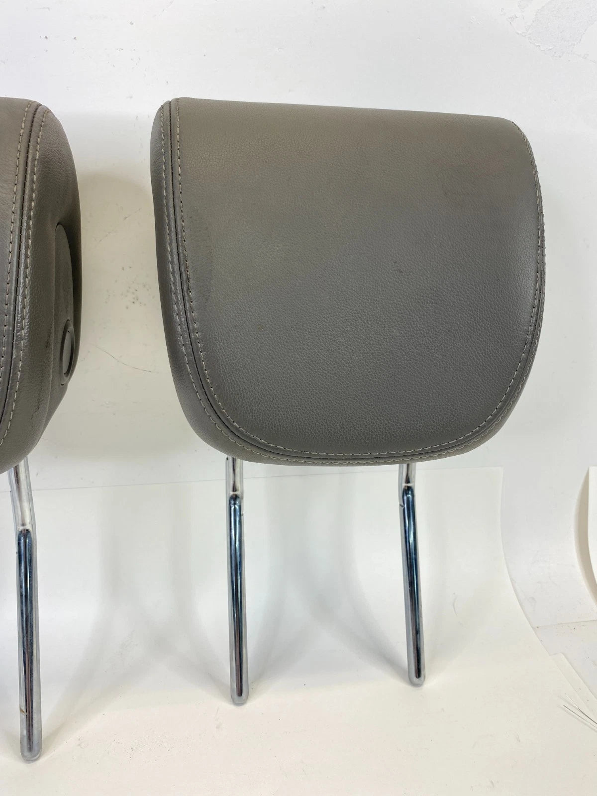 2013-2016 HYUNDAI SANTA FE FRONT LEFT & RIGHT SEAT HEADREST PAIR SET OF 2 OEM