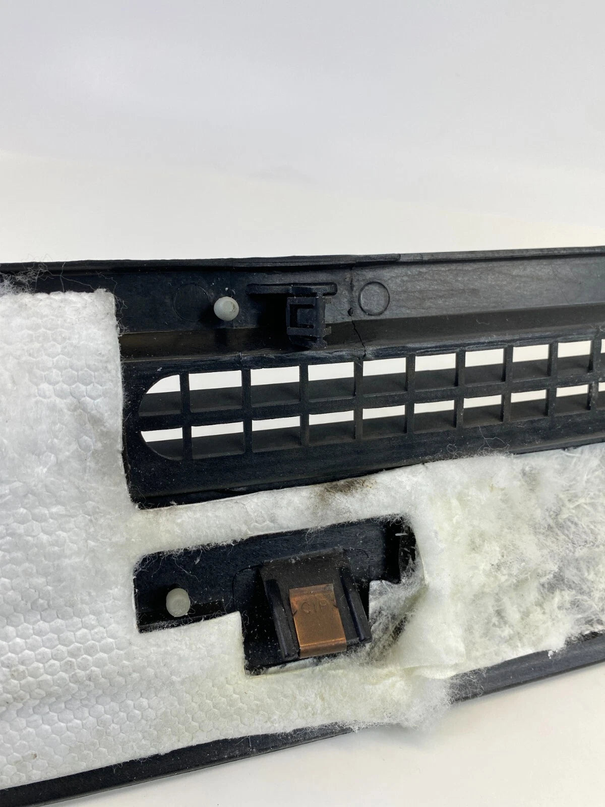 2003-2005 FORD CROWN VICTORIA FRONT DASH WINDSHIELD DEFROSTER GRILLE COVER PANEL