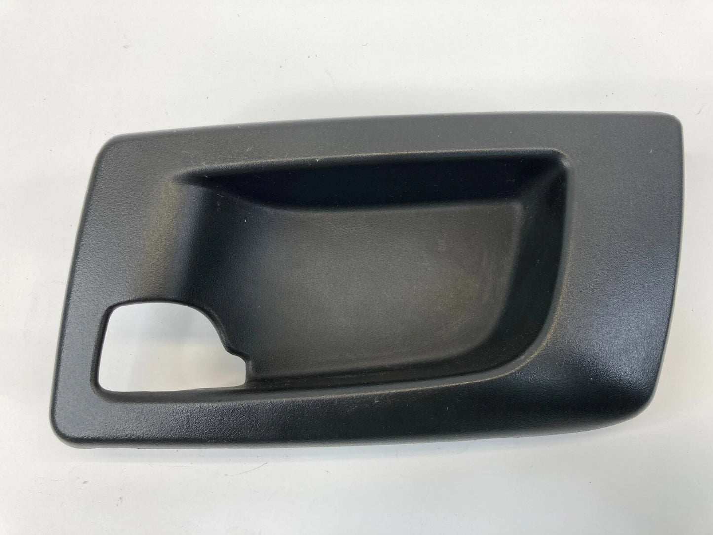 03-07 CADILLAC CTS REAR LEFT SIDE INTERIOR DOOR HANDLE BEZEL TRIM 25752965 OEM