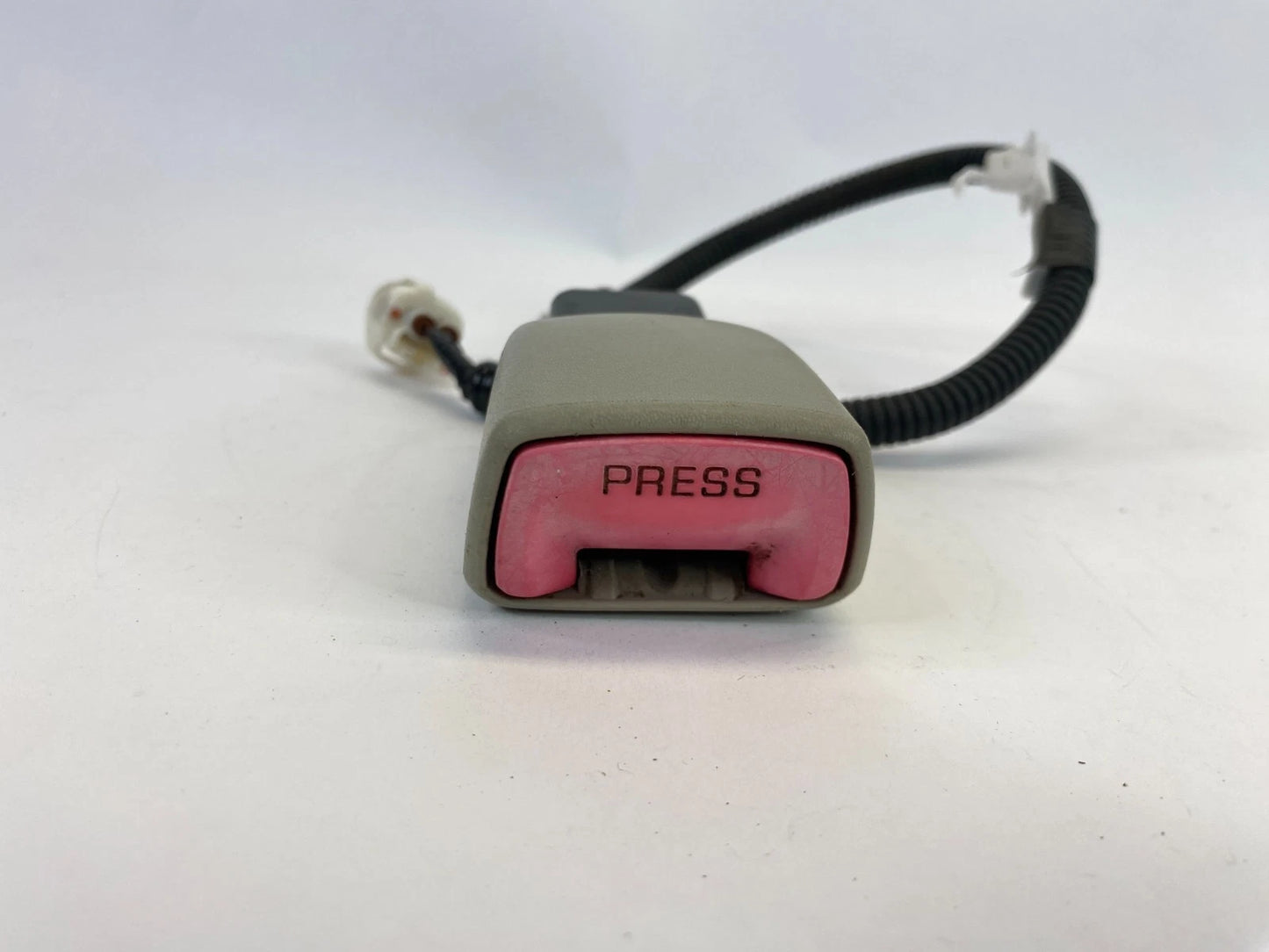 2010-2014 TOYOTA PRIUS FRONT RIGHT PASSENGER SIDE SEAT BELT BUCKLE OEM E034501