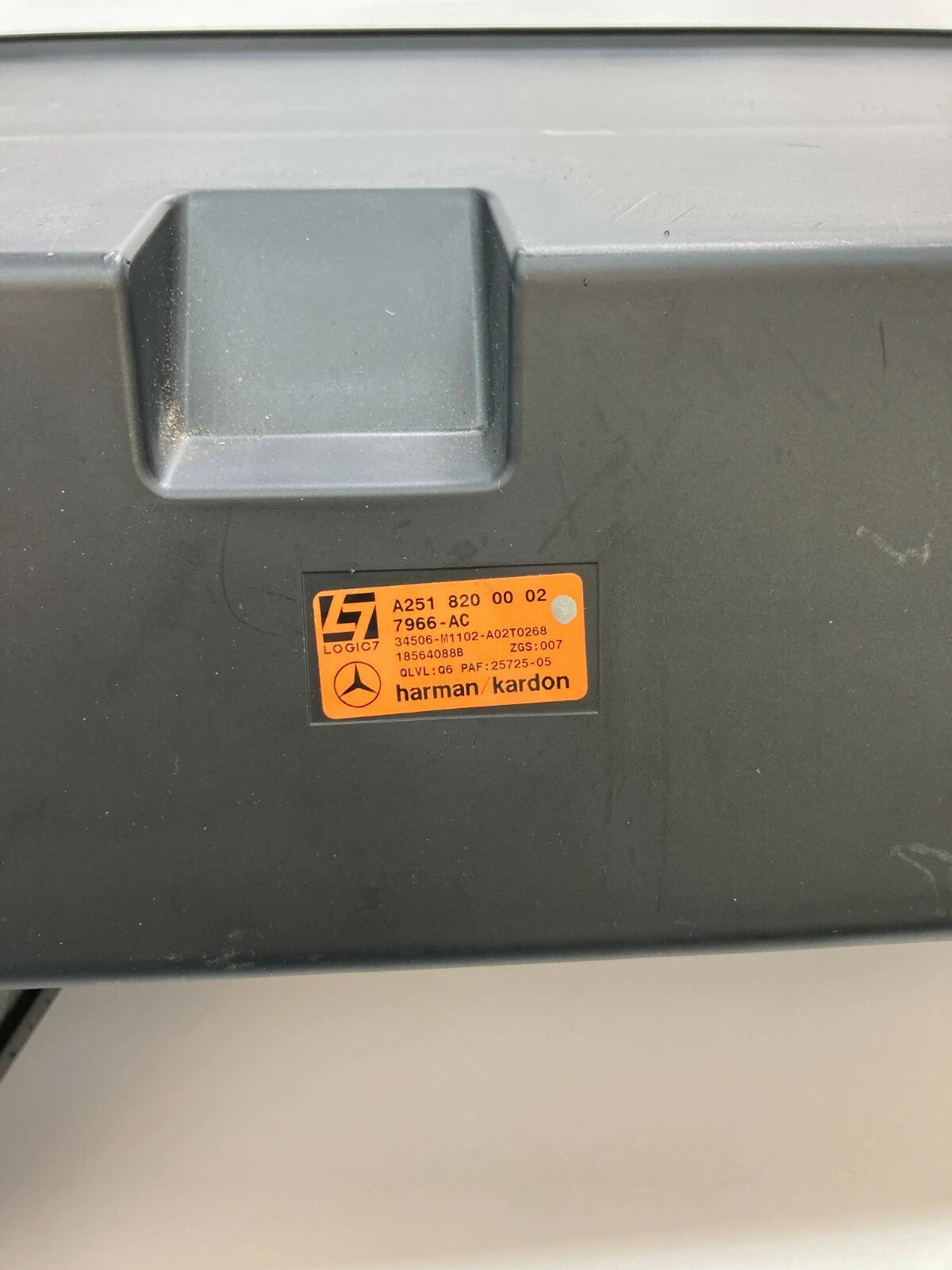 2006-2012 MERCEDES BENZ R350 BASS BOX SUBWOOFER LOUDSPEAKER A2518200002 OEM