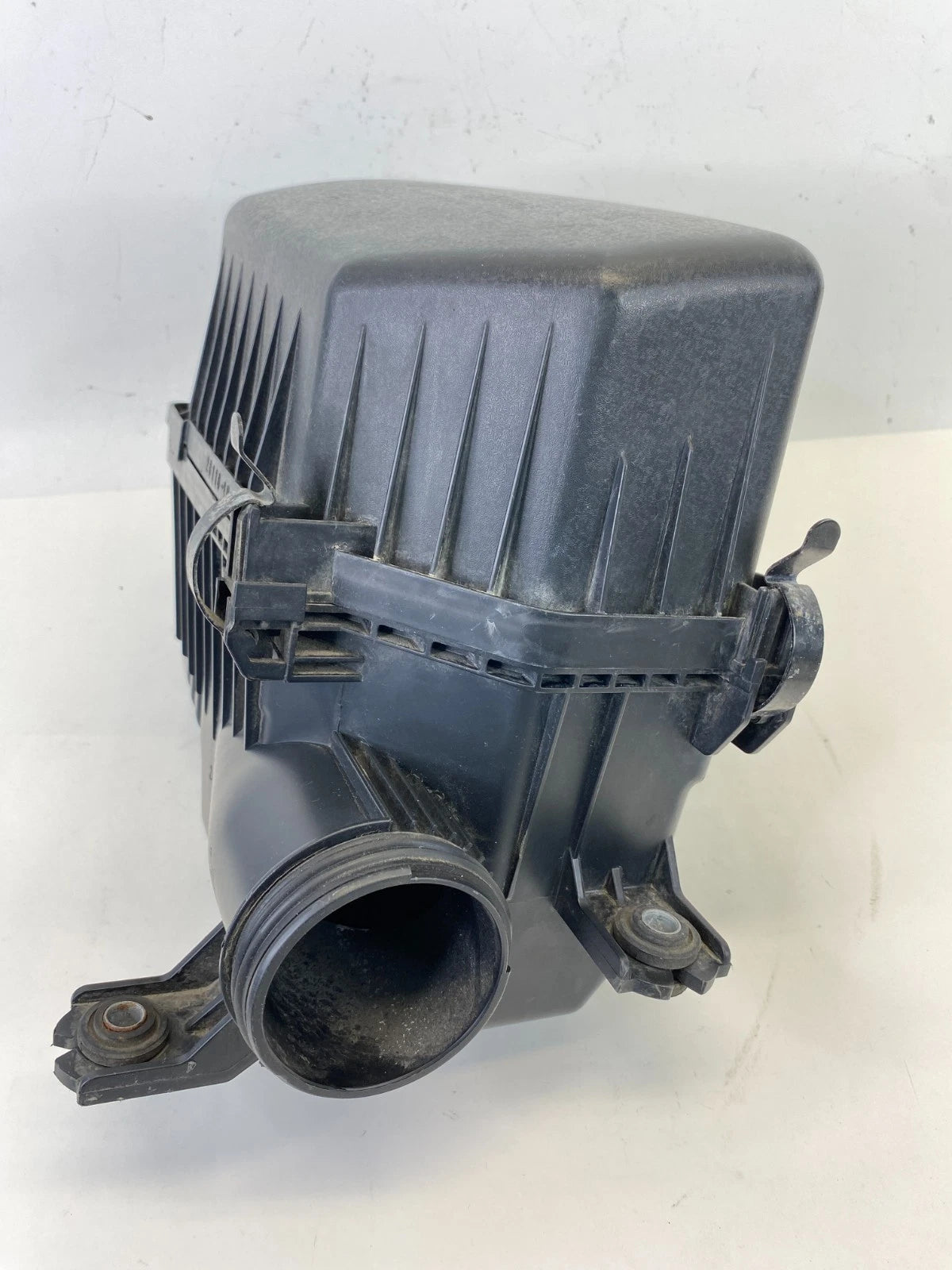 2012-2014 HYUNDAI ACCENT AIR CLEANER INTAKE FILTER BOX HOUSING 28100-1R100 OEM