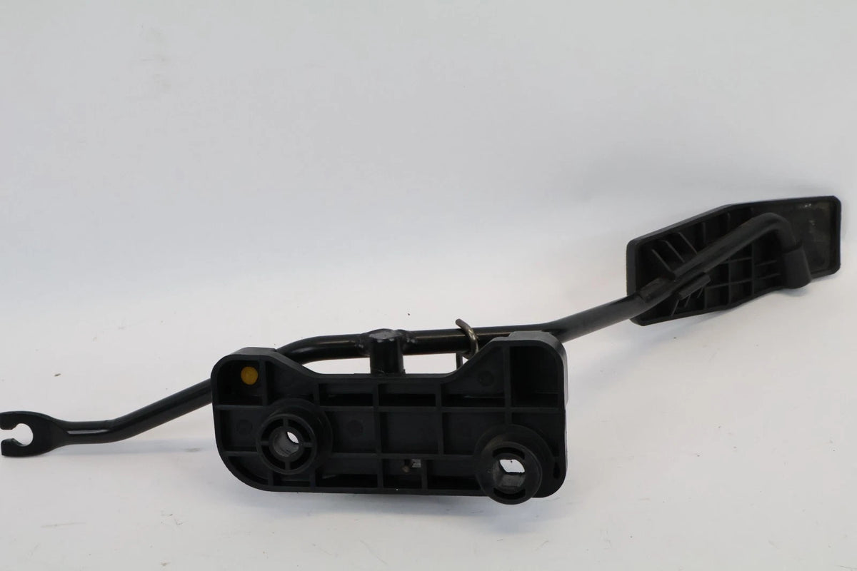 2006-2011 HYUDAI ACCENT 1.6L GAS PEDAL ACCELERATOR FUEL PUSH BRACKET ASSY OEM