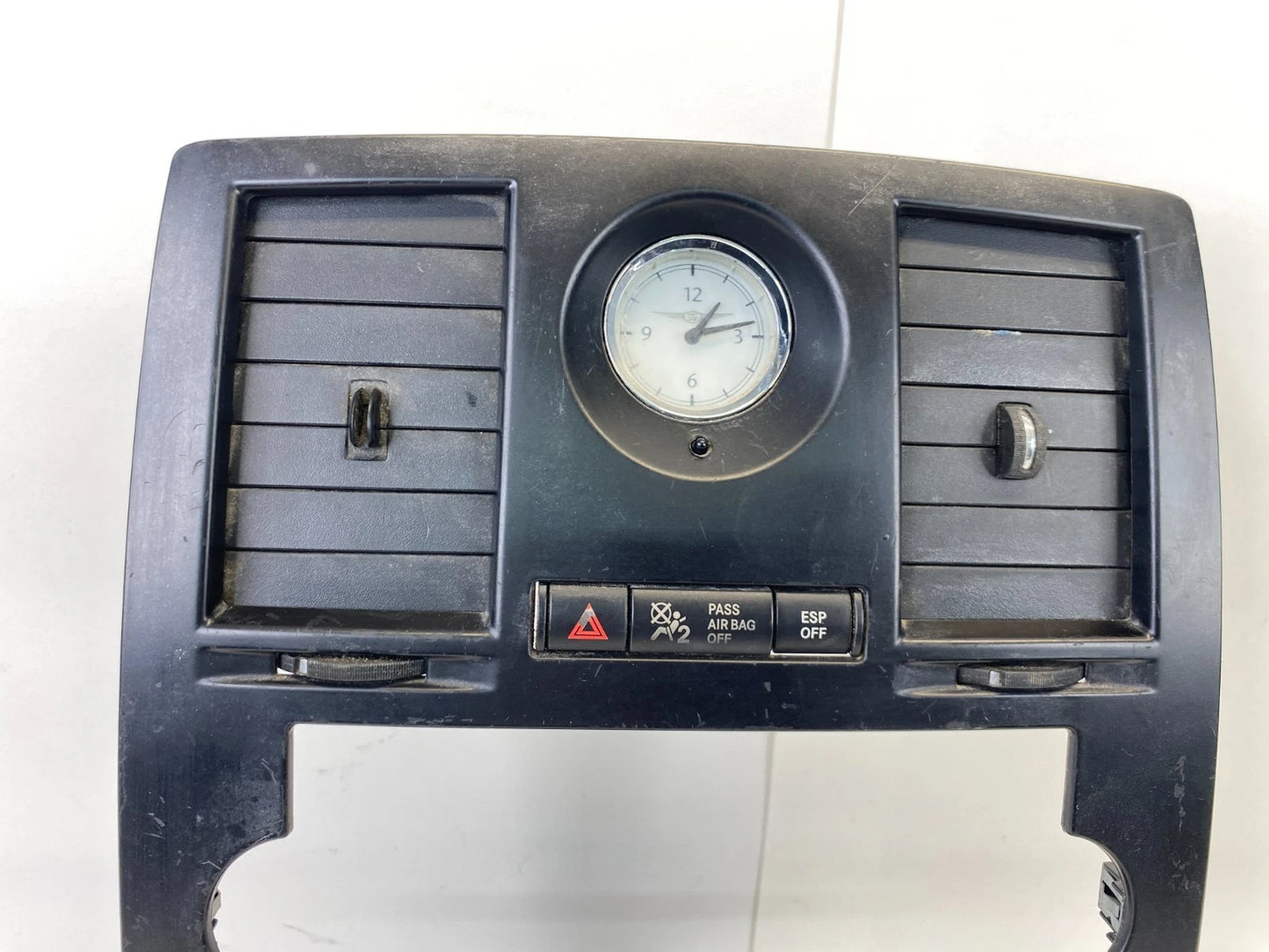2005-2007 CHRYSLER 300 DASH RADIO BEZEL W/ AIR VENTS PANEL & CLOCK 04602385AC