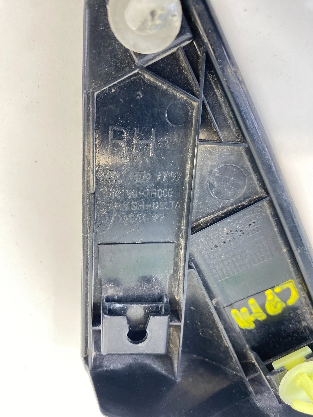 12-17 HYUNDAI ACCENT RIGHT EXTERIOR FENDER CORNER TRIM MOLDING 86190-1R000 OEM