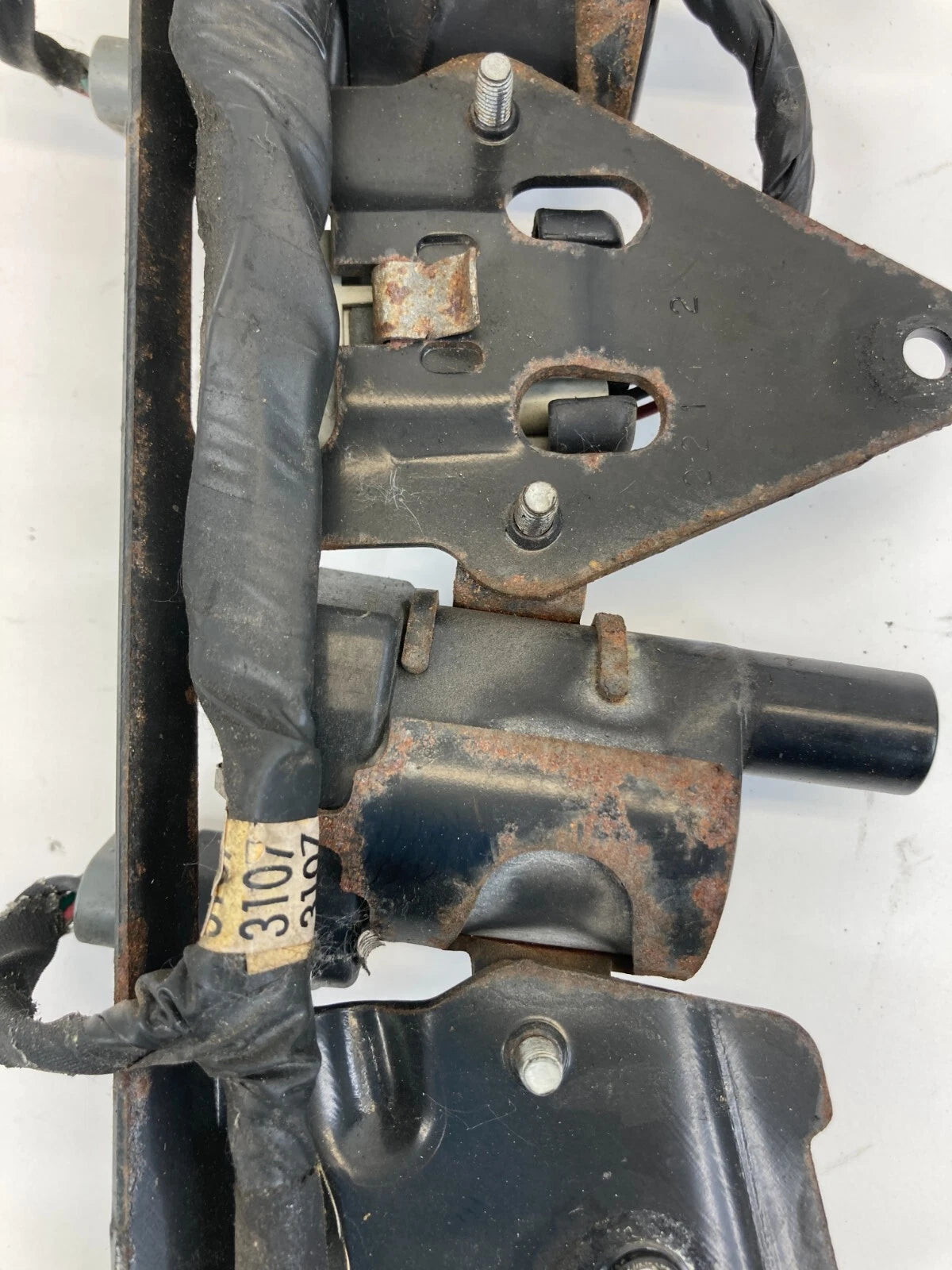 00-06 CHEVY TAHOE GMC YUKON LEFT ENGINE IGNITION COIL IGNITER PACK BRACKET SET