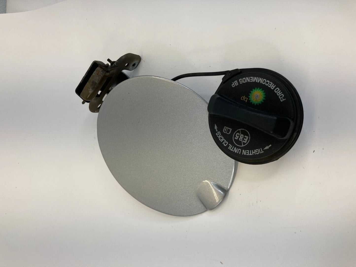 08 09 10 11 FORD FOCUS SEDAN 2.0 FUEL FILLER GAS LID DOOR COVER W/ TANK CAP TOP