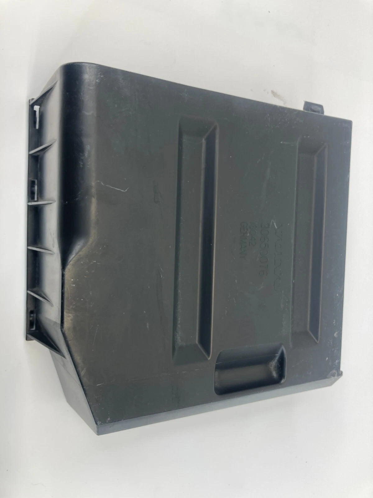 04-11 VOLVO S40 05-11 V50 AIR INTAKE CLEANER BOX LOWER COVER LID 30650076 OEM