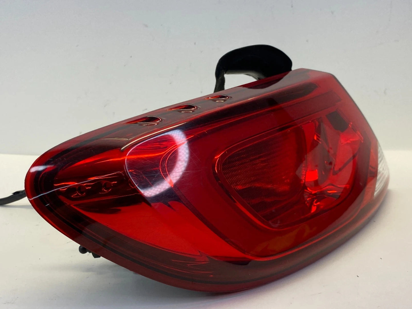 2015-2017 CHRYSLER 200 SEDAN REAR LEFT OUTER TAIL LIGHT TAILLIGHT 68110361AA OEM