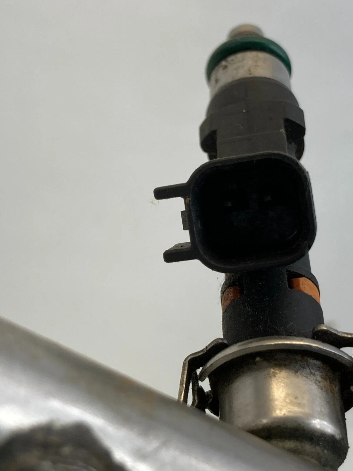 2004 FORD F-150 5.4L V8 A/T FUEL INJECTION RAIL W/ INJECTORS 3L3E-9F792-J6H OEM