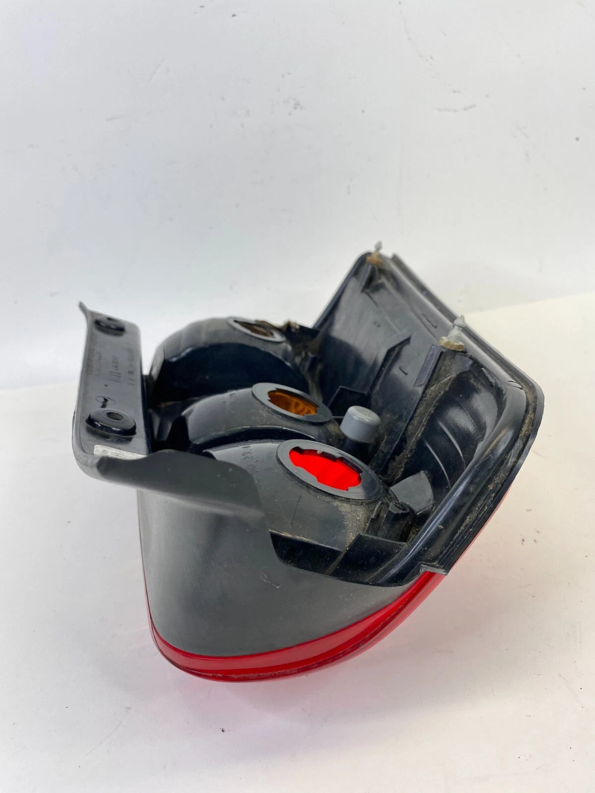 2001-2007 FORD ESCAPE PASSENGER RIGHT SIDE REAR TAILLIGHT LAMP 4L84-13B504-D OEM