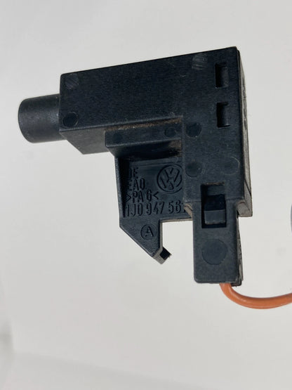 1998-2010 VOLKSWAGEN BEETLE GLOVE BOX COUTESY LIGHT LAMP W/ PARKING BRAKE SENSOR