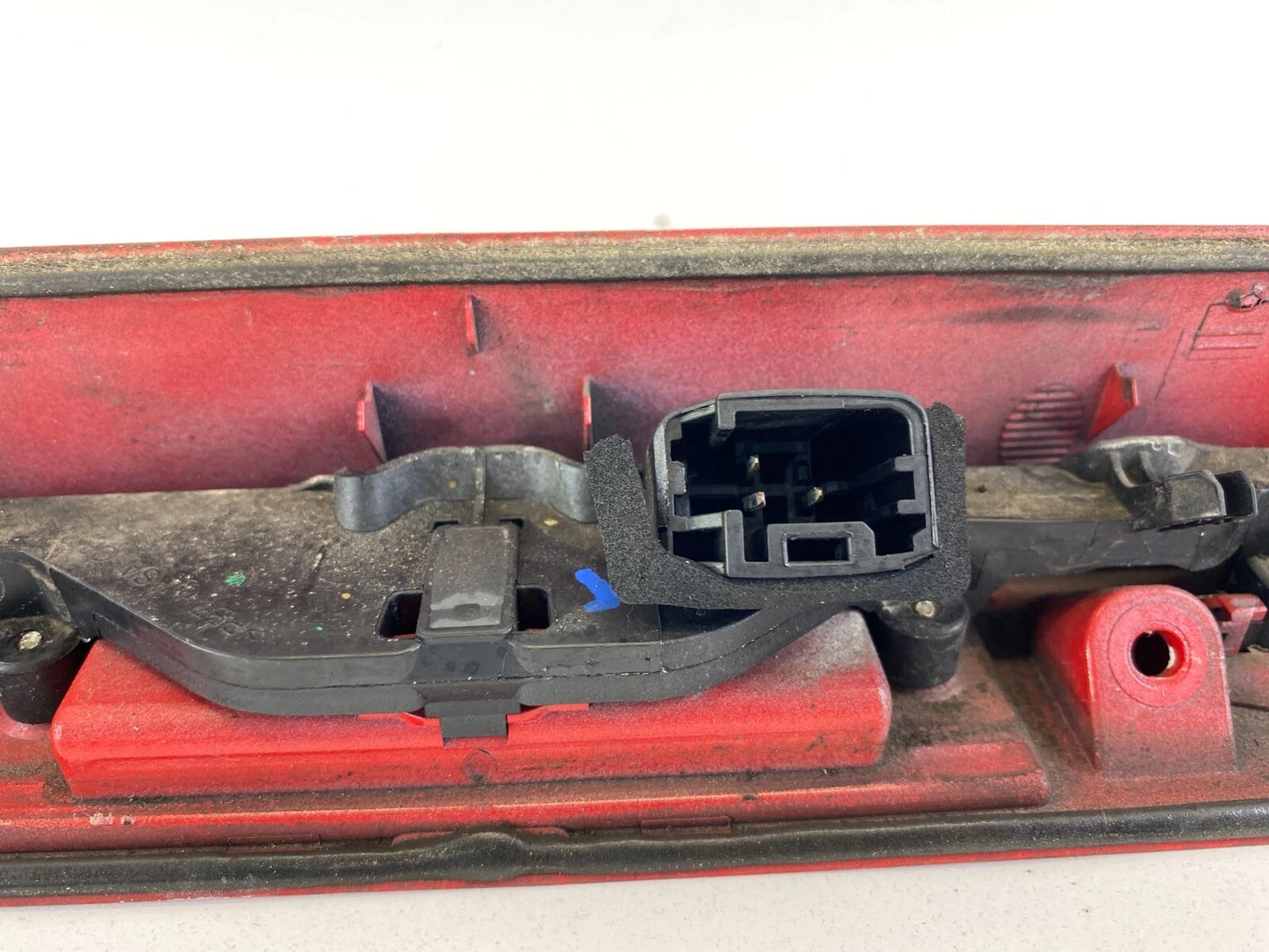 2004-2008 VOLVO S40 TRUNK LID LICENSE PLATE HANDLE MOLDING COVER 39880383 RED