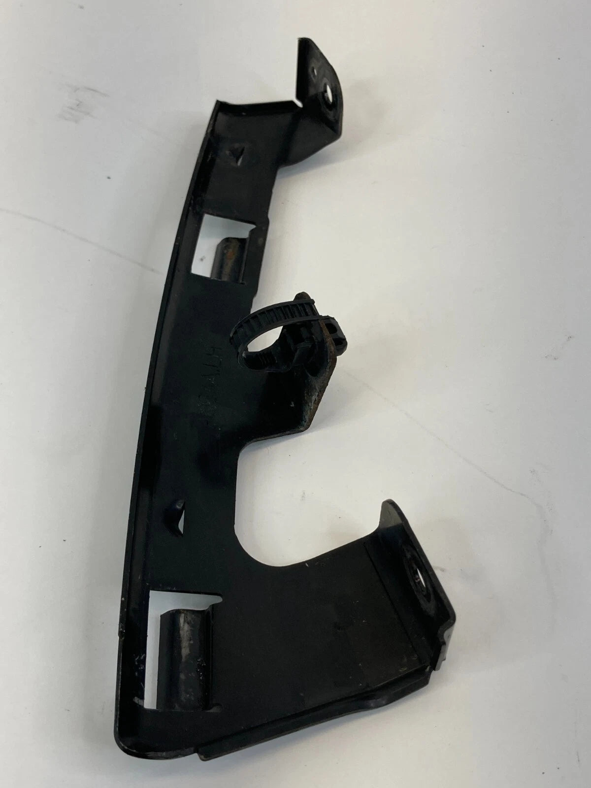 07-10 HYUNDAI ELANTRA FRONT LEFT BUMPER COVER UPPER RETAINER BRACKET MOUNTING