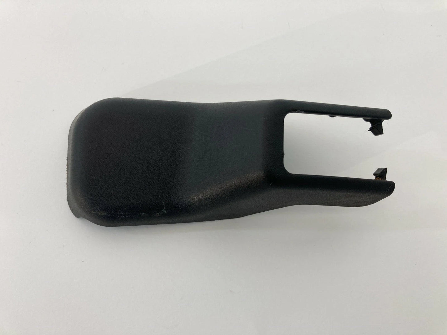 2002-2007 SUBARU IMPREZA OUTBACK RIGHT SEAT TRACK BOLT COVER TRIM OUTER 64115FE2