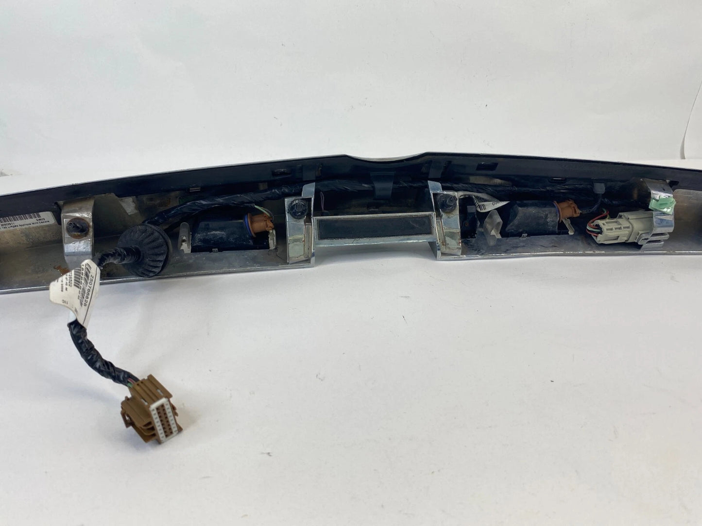 10-16 CADILLAC SRX LIFTGATE TAILGATE LICENSE MOLDING HANDLE W/ CAMERA 20902911