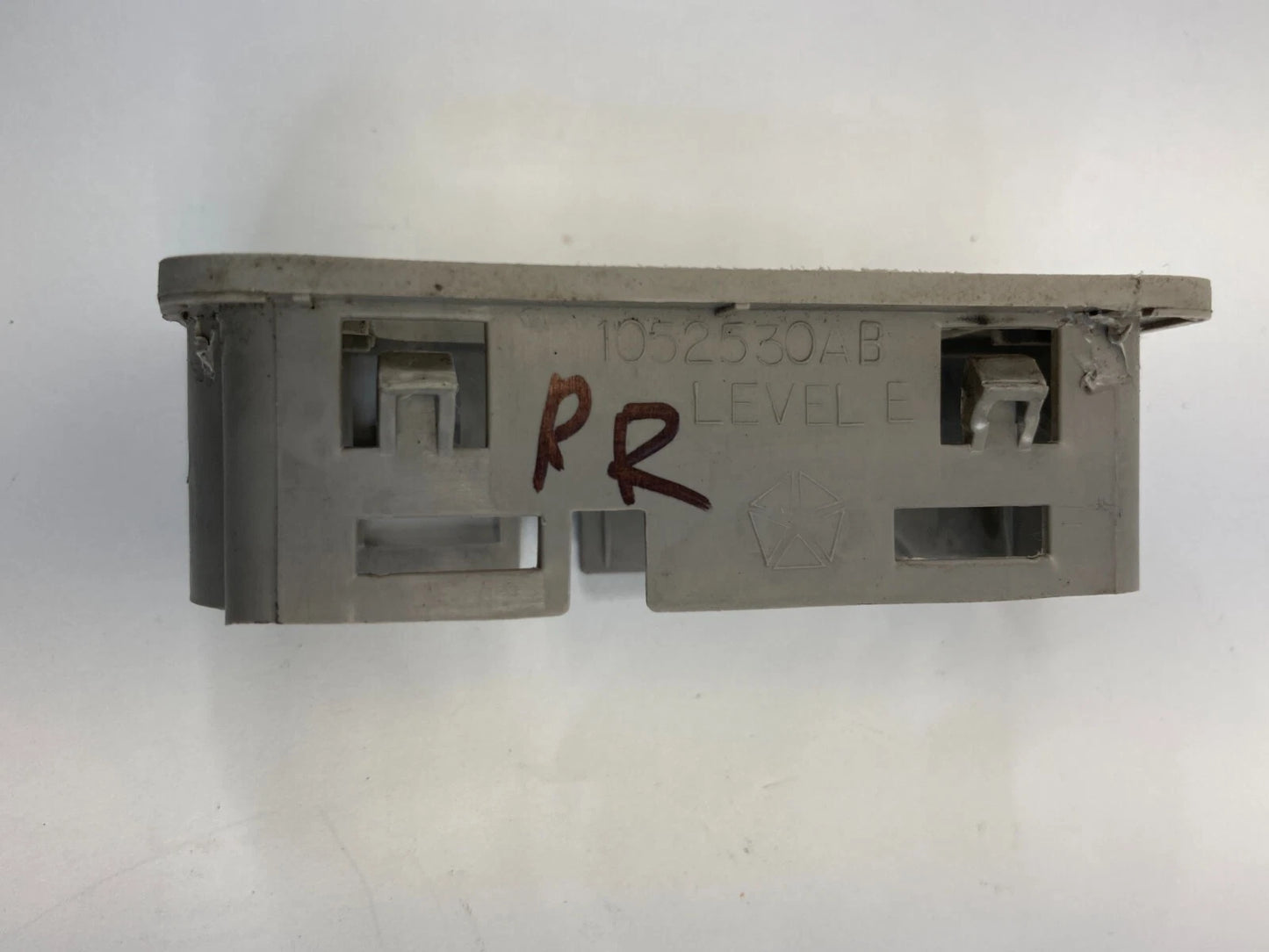 05 06 DODGE MAGNUM REAR RIGHT DOOR WINDOW SWITCH BEZEL TRIM COVER 95295B OEM