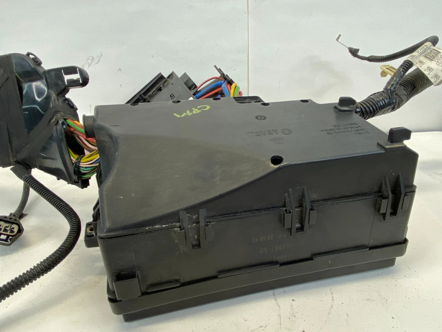 2013-2016 FORD ESCAPE 1.6L ENGINE FUSE BOX BATTERY JUNCTION BOX OEM AV6T14A067AD