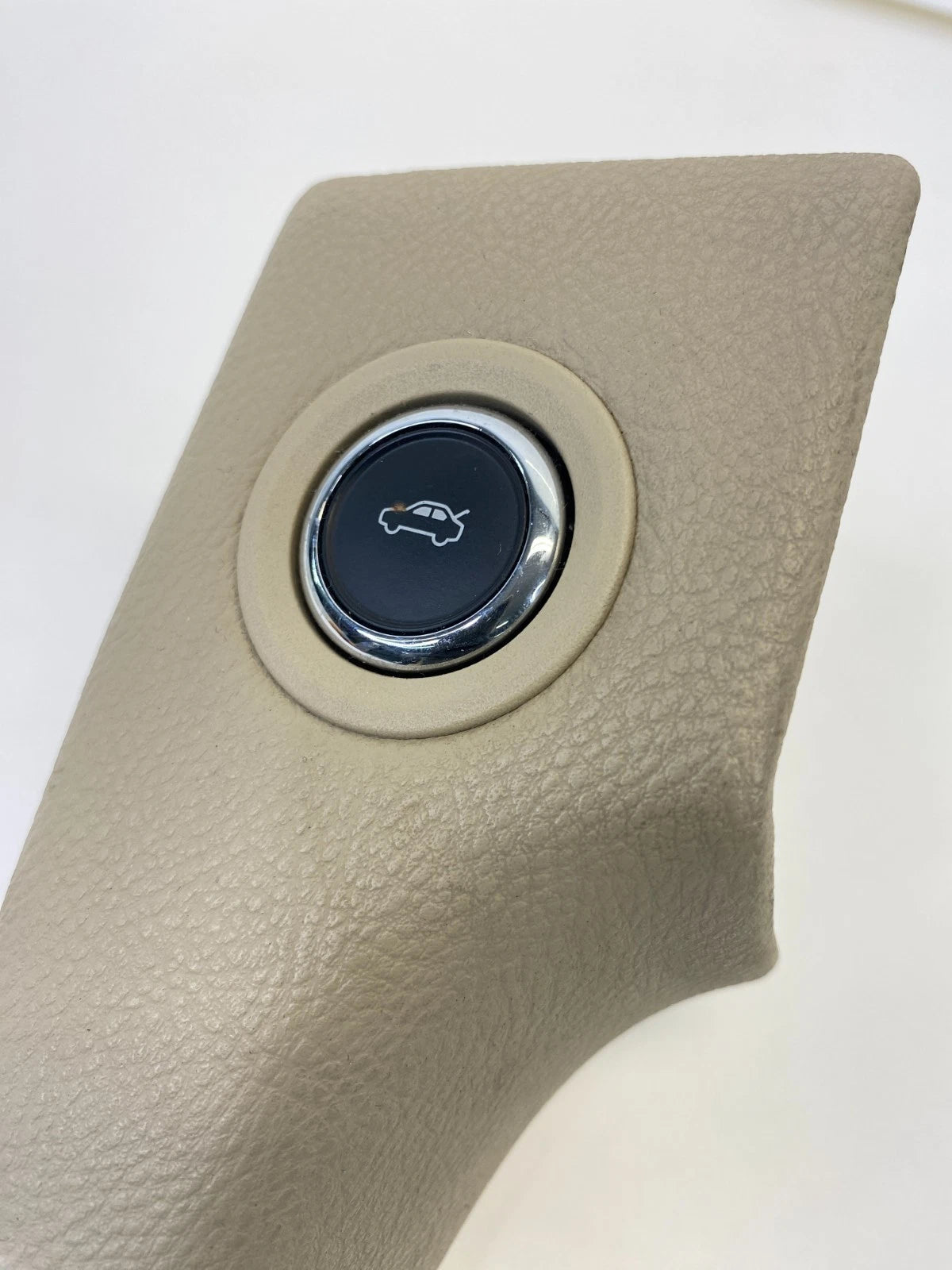 2013-2019 FORD TAURUS CONSOLE MOLDING TRIM W TRUNK LID RELEASE SWITCH OEM