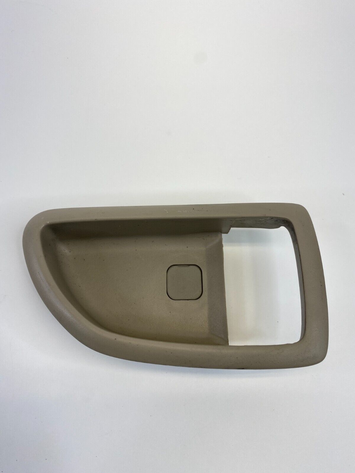 2003-2009 Kia Sorento Rear Right Side Inner Door Handle Bezel Trim 82622-3E000