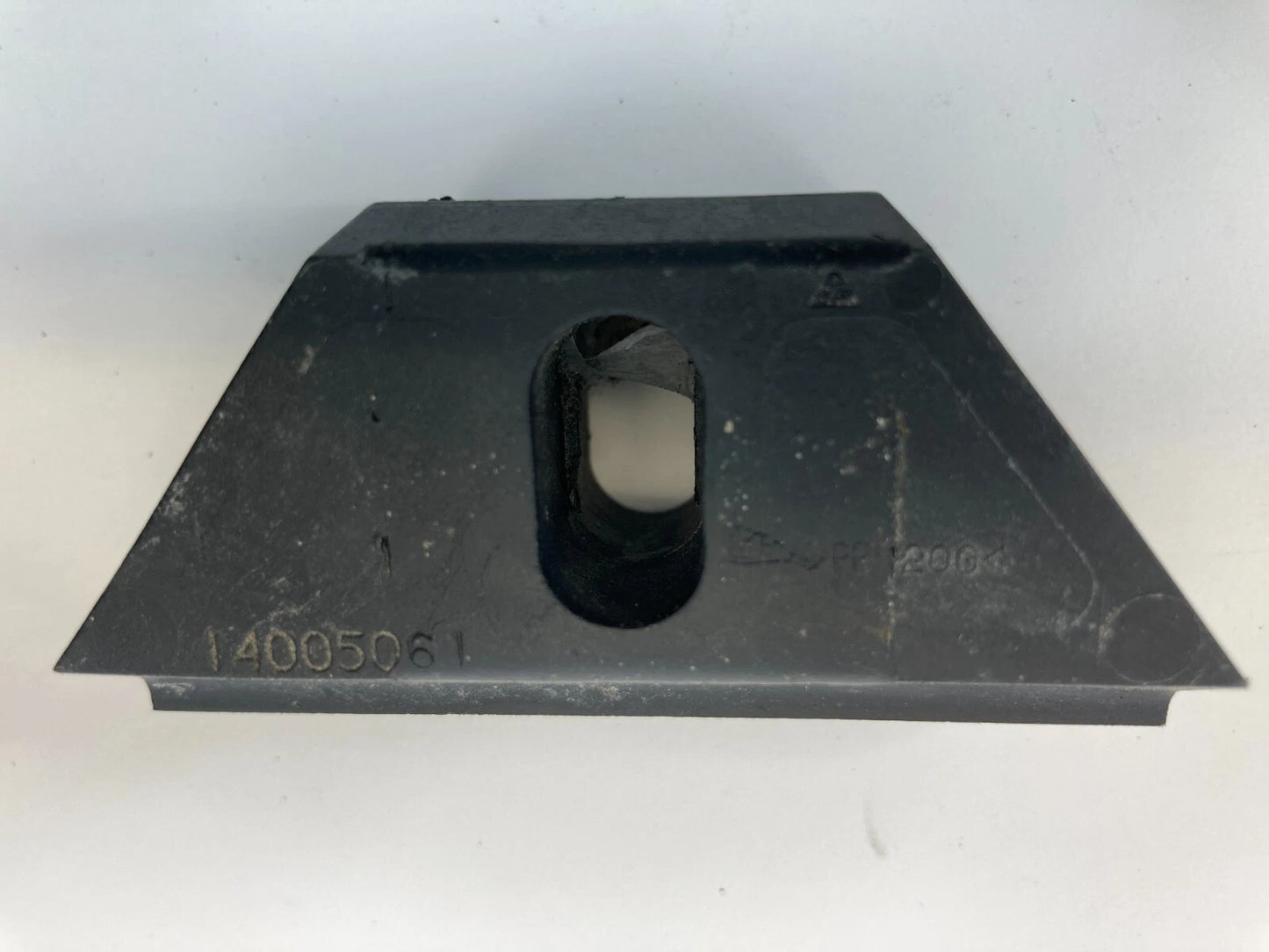 2002-2009 CHEVROLET TRAILBLAZER BATTERY HOLD DOWN BOLT RETAINER 14005061 OEM
