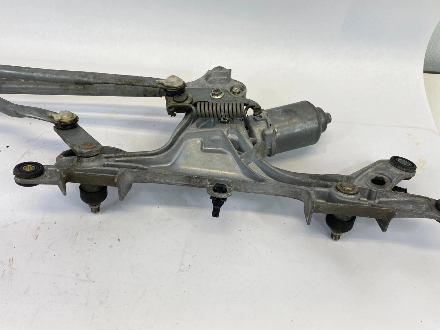 2010-2015 TOYOTA PRIUS FRONT WINDSHIELD WIPER MOTOR AND LINKAGE OEM 85110-47240