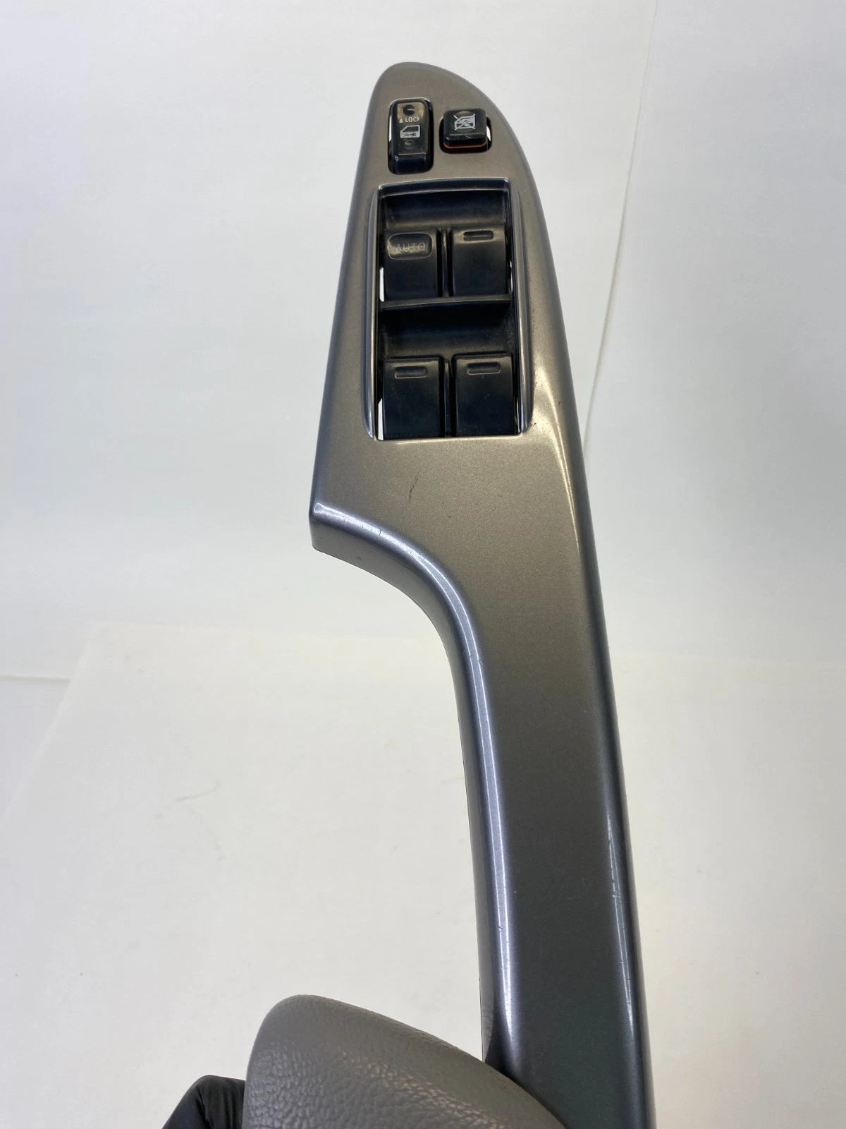 06-10 TOYOTA SIENNA FRONT LEFT DRIVER MASTER WINDOW LOCK SWITCH ARMREST BEZEL