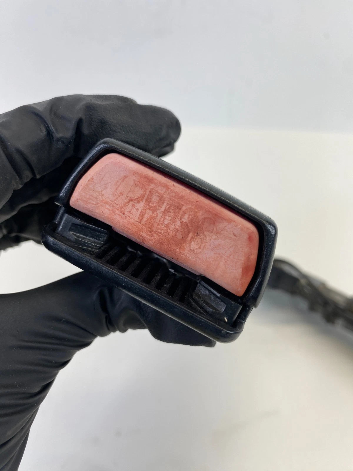 2001-2005 BMW 325I 325XI FRONT RIGHT PASSENGER SEAT BELT BUCKLE 8-234-970 OEM