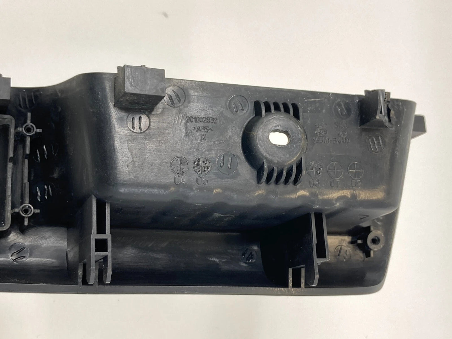 06-08 HYUNDAI SONATA FRONT LEFT DOOR WINDOW SWITCH TRIM BEZEL COVER 93570-3K000