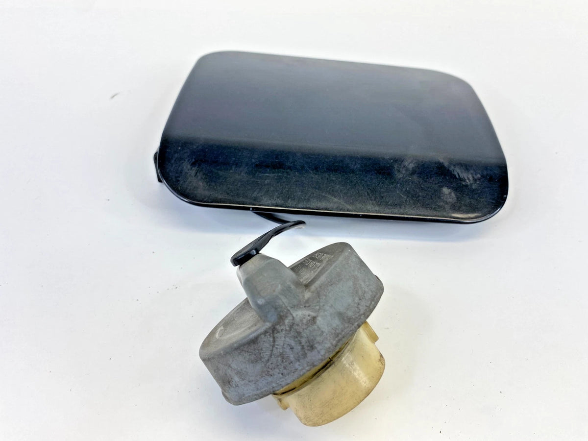 05-08 MAGNUM 05-10 CHRYSLER 300 FUEL FILLER GAS TANK DOOR LID COVER W/ CAP OEM