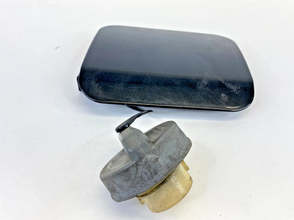 05-08 MAGNUM 05-10 CHRYSLER 300 FUEL FILLER GAS TANK DOOR LID COVER W/ CAP OEM