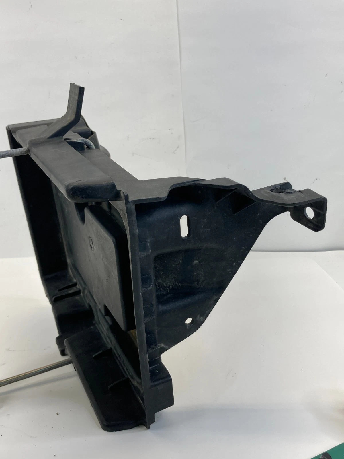 13-19 FORD INTERCEPTOR UTILITY BATTERY HOLDER HOLD DOWN TRAY SUPPORT AG13-10723