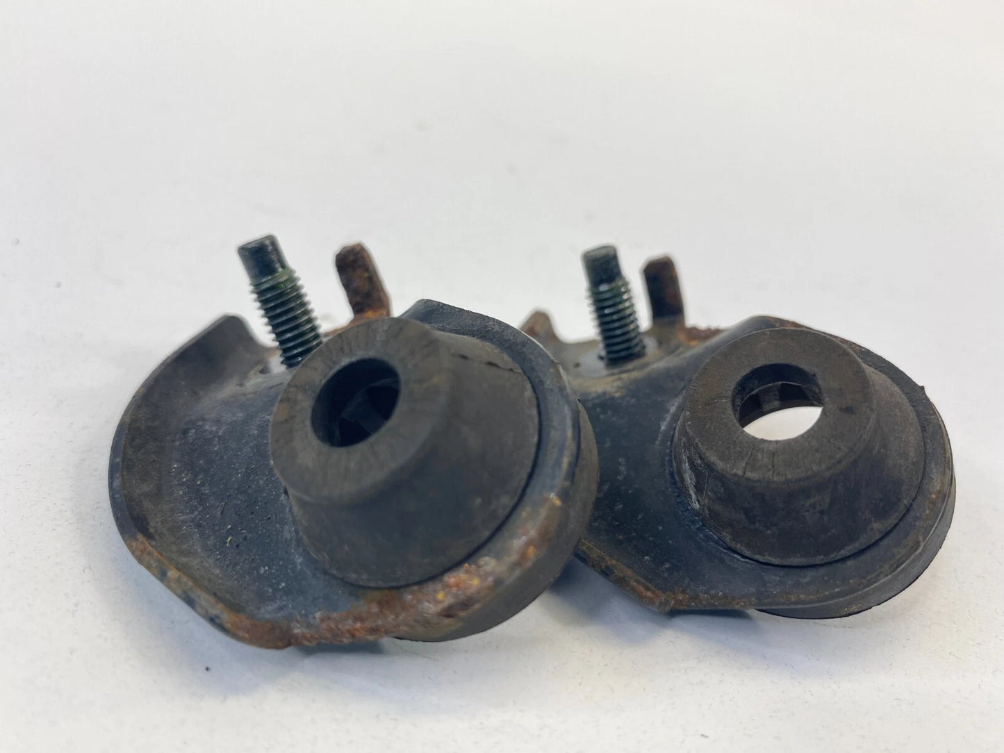 2012 12 NISSAN CUBE BASE RADIATOR MOUNT SUPPORT BRACKET SET PAIR OEM