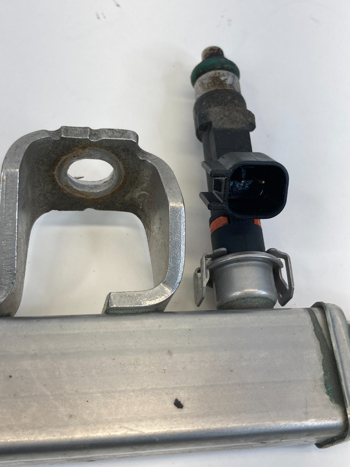 13-18 Ford C-Max 2.0L L4 AT Fuel Injection Rail W/ Injectors 4M5G-9D280-DB OEM