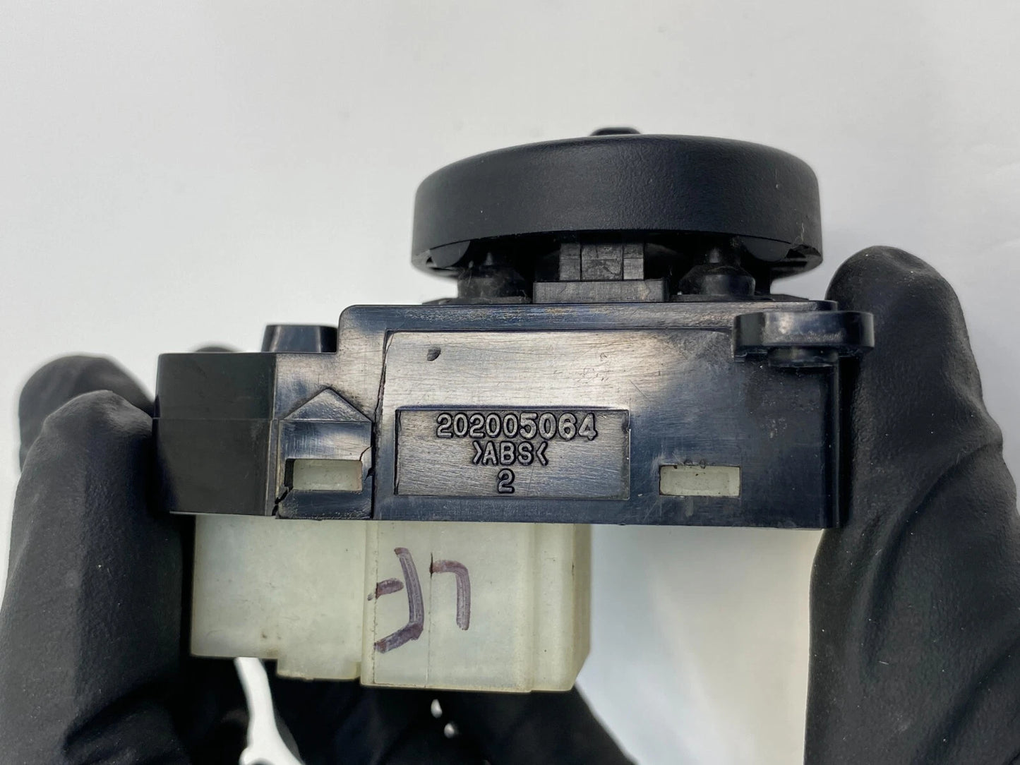 06-08 HYUNDAI ACCENT SEDAN SIDE VIEW DOOR MIRROR CONTROL SWITCH 202005064 OEM