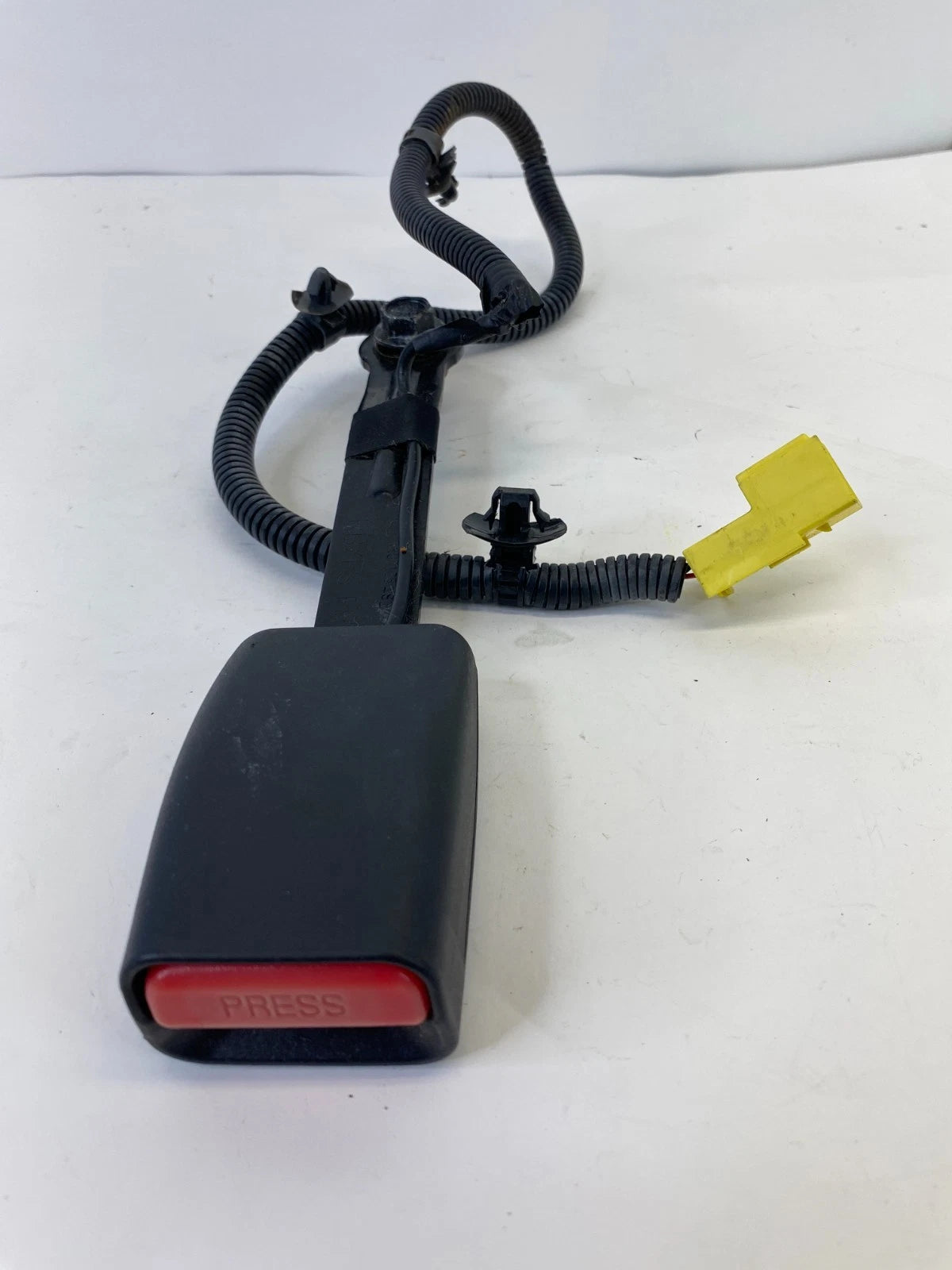 2012-2017 HYUNDAI ACCENT FRONT RIGHT PASSENGER SIDE SEAT BELT BUCKLE BLACK OEM