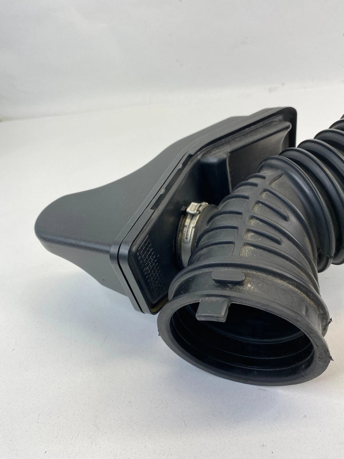 2014-2019 CHEVROLET IMPALA 2.5L AIR INTAKE DUCT HOSE UNIT OEM FACTORY 23113527