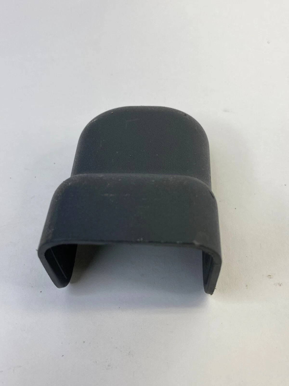 07-10 HYUNDAI ELANTRA SDN FRONT LEFT SEAT TRACK CAP COVER TRIM 88567-3K000 OEM