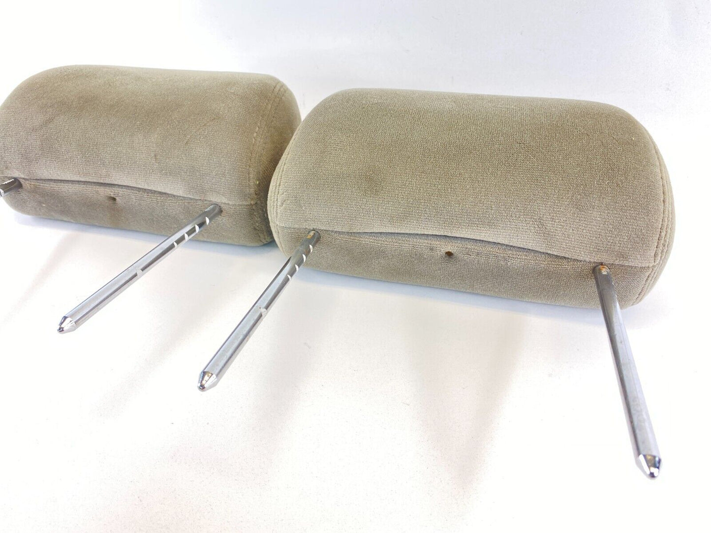 2000-2005 Chevrolet Chevy Impala Front Seat Headrest Head Rest Pair Set