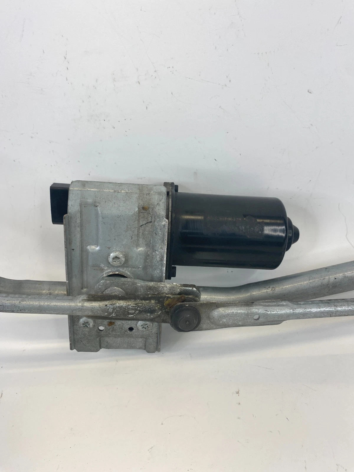 15 16 17 18 19 20 21 KIA SEDONA FRONT WINDSHIELD WIPER MOTOR W/ LINKAGE OEM