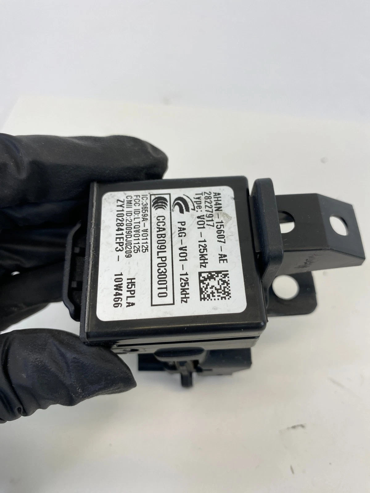 11-18 Volvo S60 Keyless Entry Antenna Sensor Module w/ Smart Key Remote Control