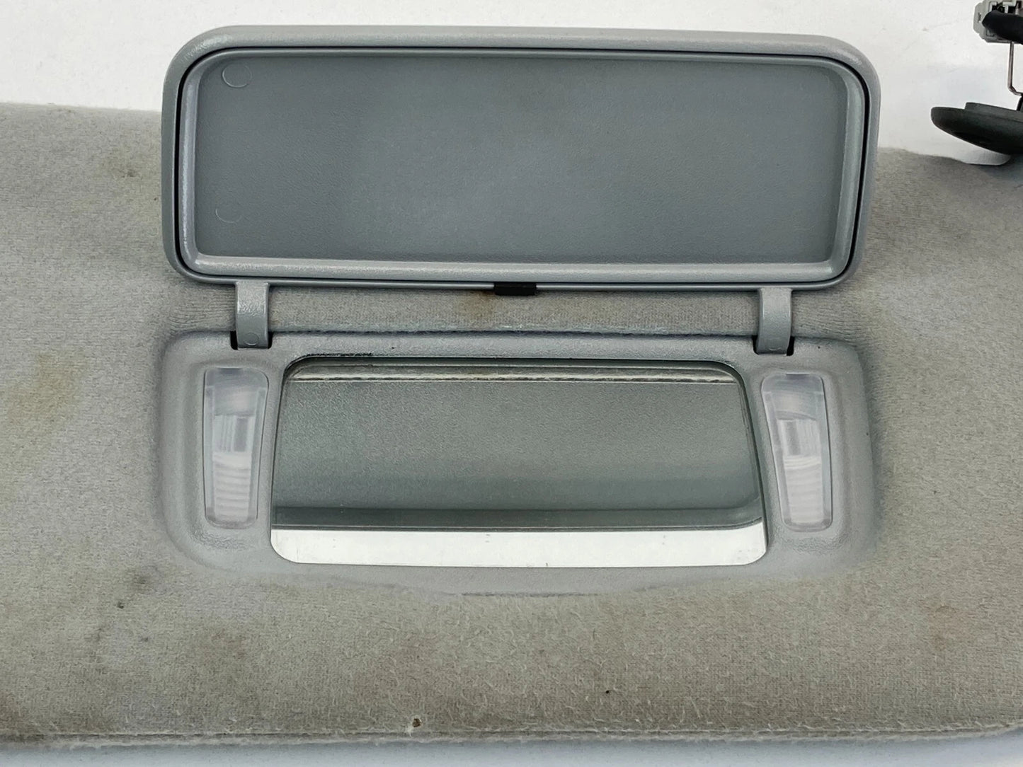 2003 2004 HONDA PILOT RIGHT PASSENGER SIDE SUNVISOR SUN VISOR SHADE W/ LIGHT OEM