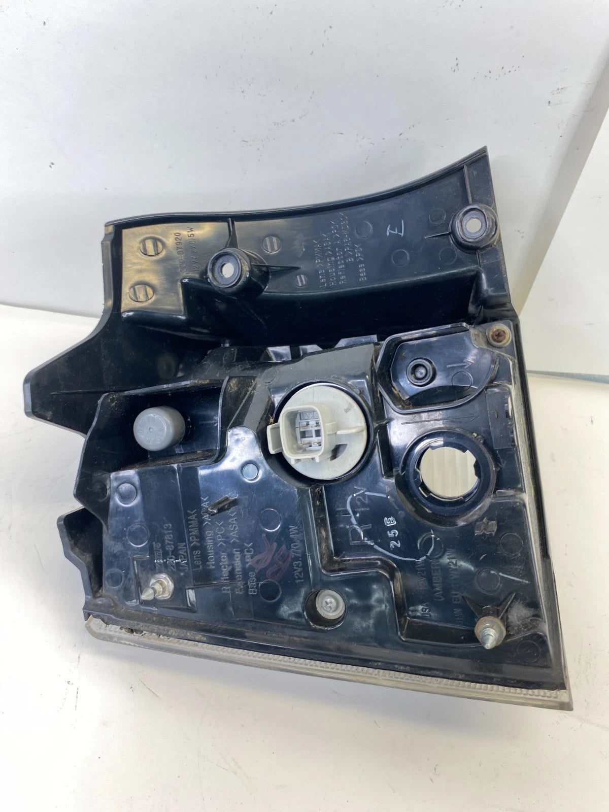 2007-2013 MITSUBISHI OUTLANDER RIGHT SIDE QUARTER PANEL TAILLIGHT TAIL LAMP OEM