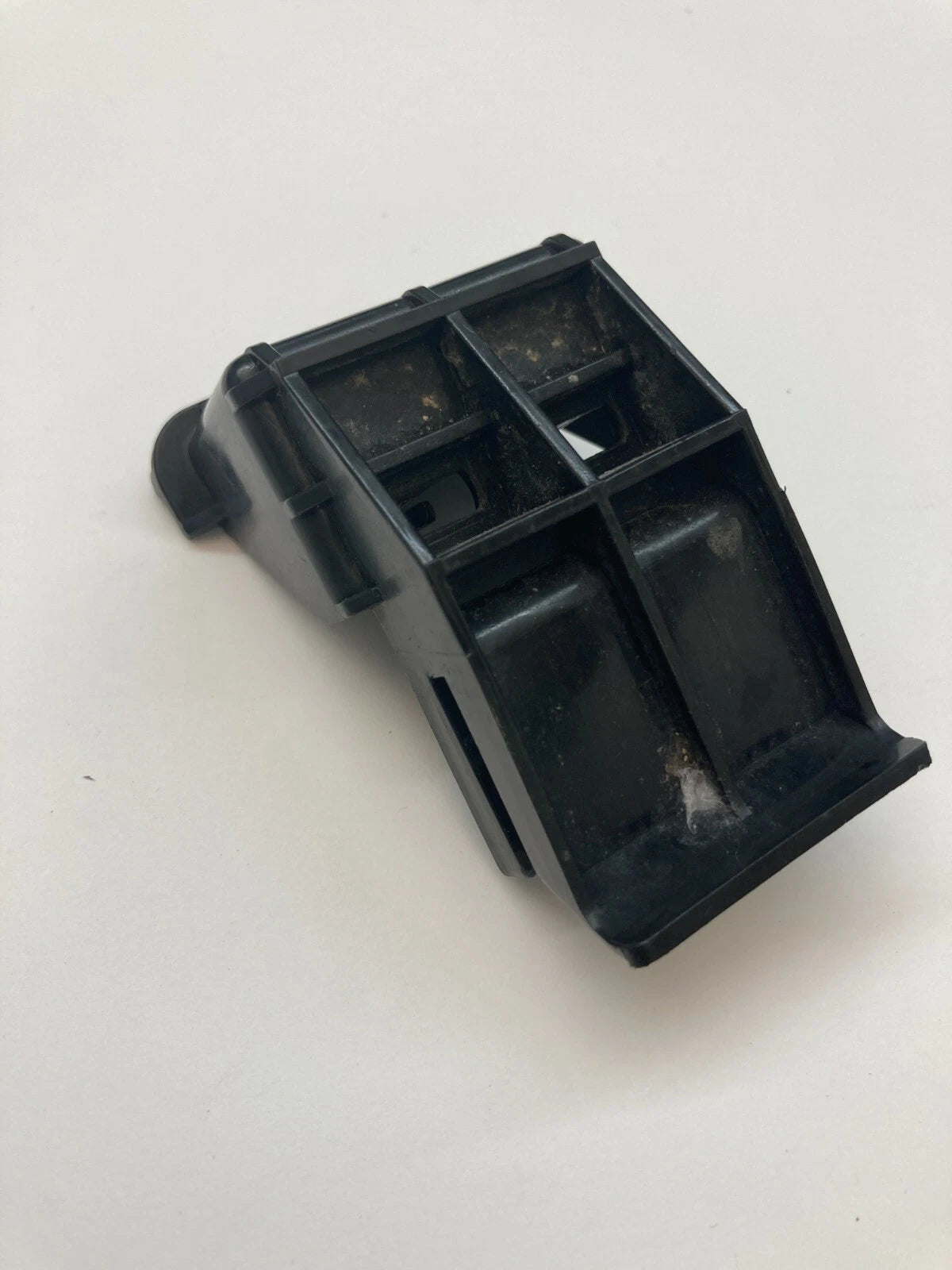 2005-2007 SCION TC REAR PASSENGER RIGHT RR TAILLIGHT BRACKET SUPPORT MOUNT OEM