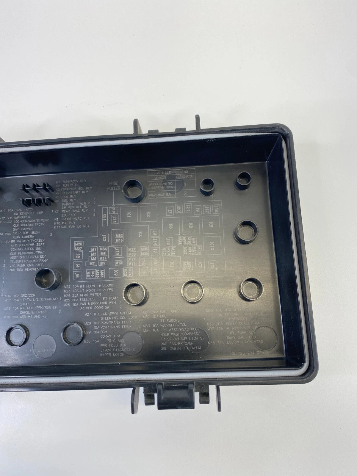 2011-2013 CHRYSLER TOWN & COUNTRY FUSE RELAY BOX BATTERY COVER LID R62337-001