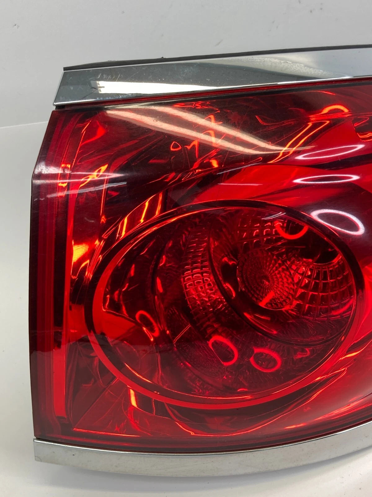 2008-2012 BUICK ENCLAVE REAR RIGHT OUTER TAILLIGHT TAIL LAMP 25954942 OEM