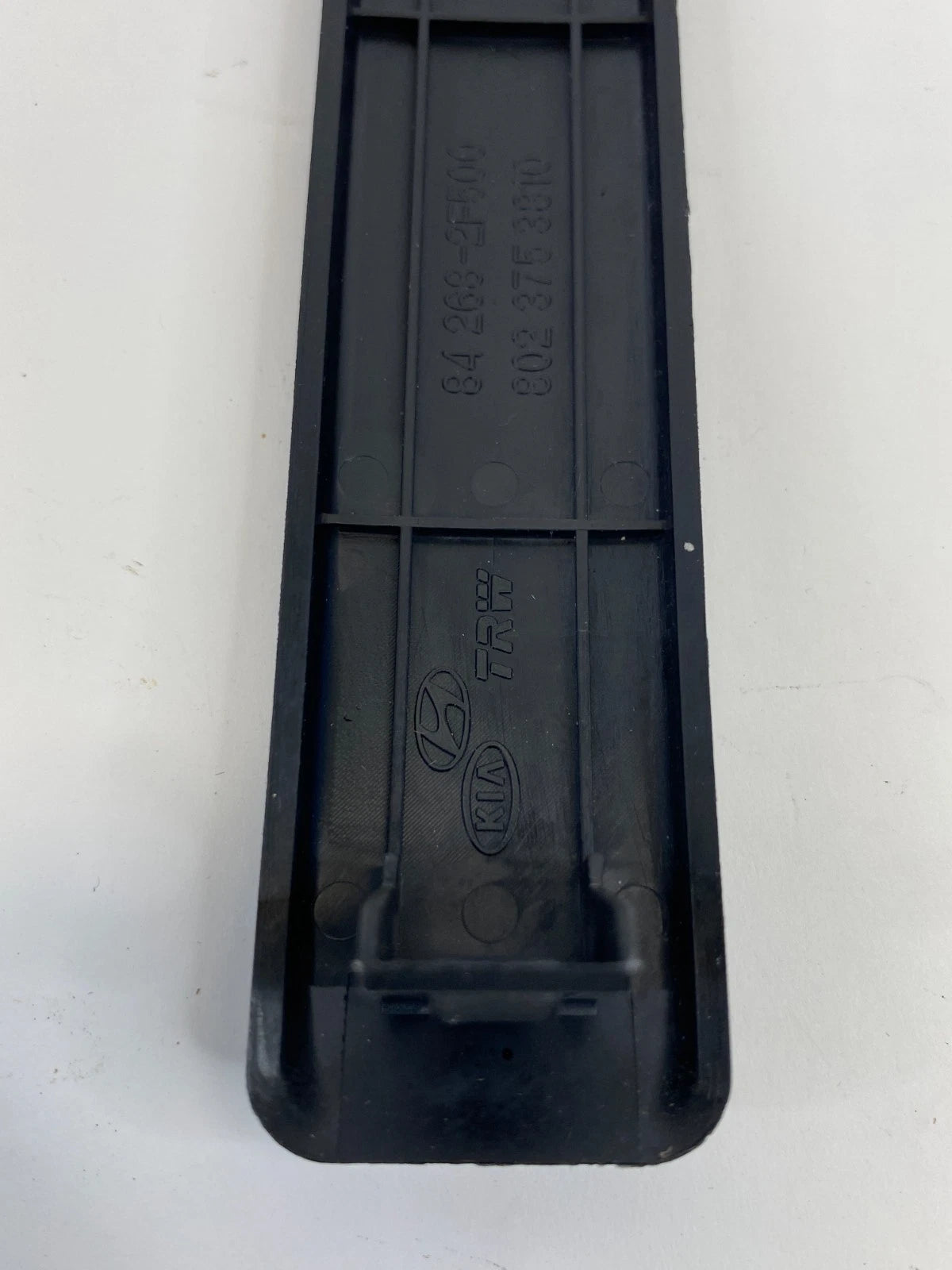 05-09 HYUNDAI TUCSON RIGHT PASSENGER SIDE FLOOR CARPET PROTECTOR TRIM 842682F500